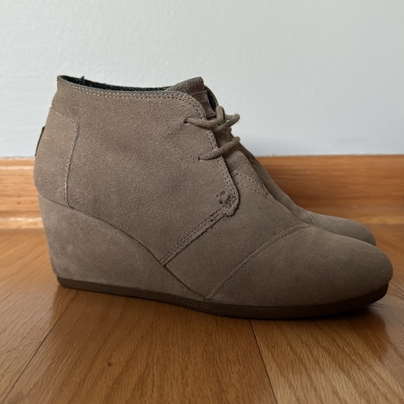 TOMS Desert Wedge Taupe Suede Bootie - Picture 1 of 5